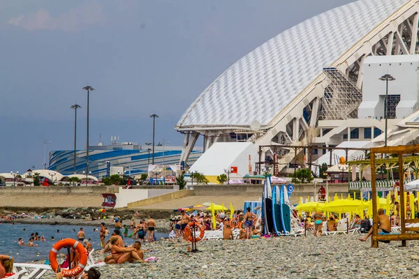 Sochi, Rusya-08 Temmuz 2020: Karadeniz sahilinde tatilciler.