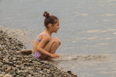 Kumsalda oynayan küçük kız.
