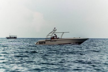 Sochi, Rusya-Temmuz 08, 2020: deniz üzerinde hareket eden tekne, plajdan manzara