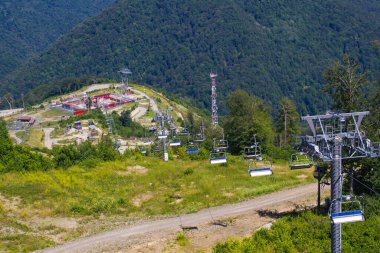 Sochi, Rusya-11 Temmuz 2020: Rosa Khutor 'daki Kafkasya dağlarında halat.