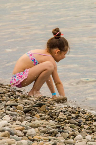 Kumsalda oynayan küçük kız.