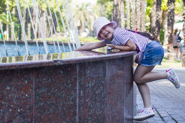 Uma Menina Brinca Verão Fonte Cidade — Fotografia de Stock