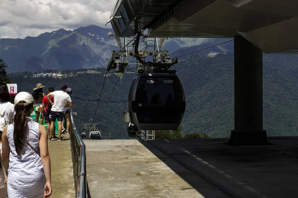Sochi, Rusya-11 Temmuz 2020: Rosa Khutor 'daki Kafkasya dağlarında halat.