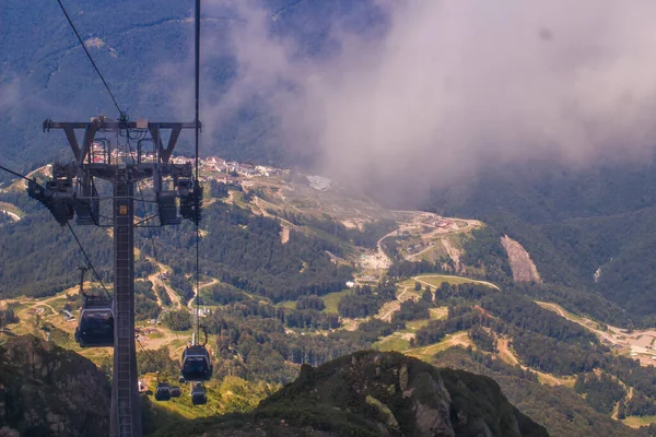 Sochi, Rusya-11 Temmuz 2020: Rosa Khutor 'daki Kafkasya dağlarında halat.