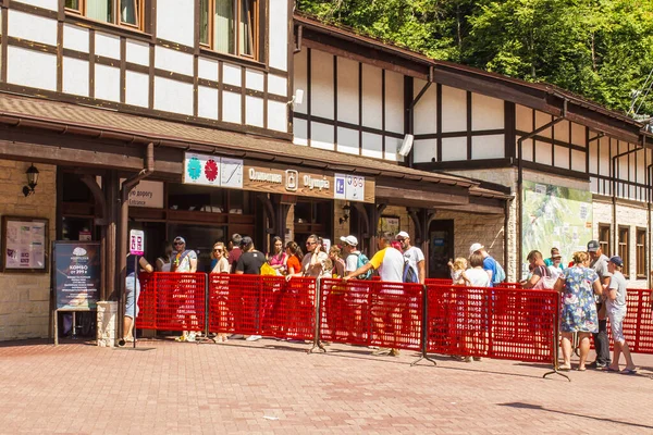 Sochi, Rusya-11 Temmuz 2020 Rosa Khutor kasabasındaki dağların yükseltilmesi için kuyruk.
