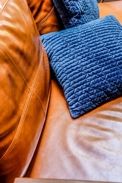 皮革沙发上蓝色枕头的特写细节 — 图库照片