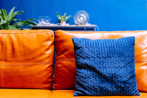 Detalhe Close Travesseiro Azul Sofá Couro — Fotografia de Stock
