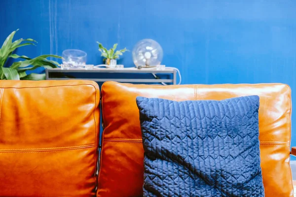 Nahaufnahme Detail Von Blauem Kissen Auf Ledersofa — Stockfoto