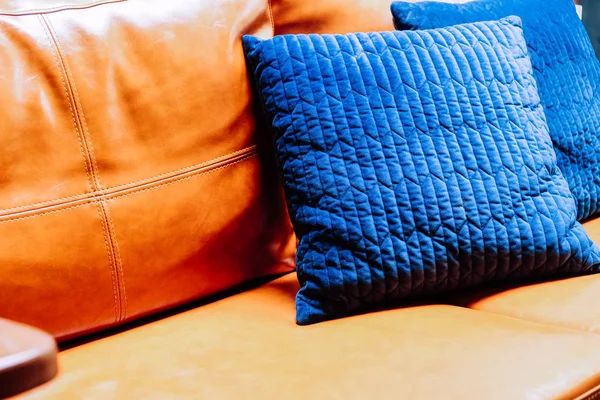 Nahaufnahme Detail Von Blauem Kissen Auf Ledersofa — Stockfoto