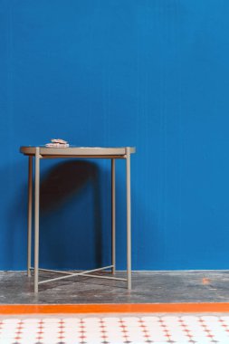 İç yan masada yeşil duvar ile