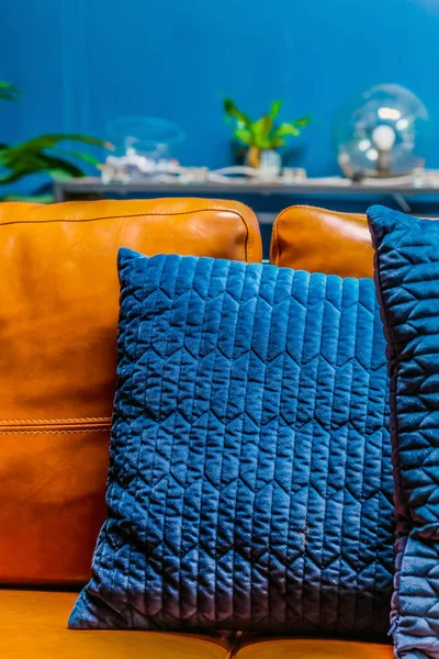 Detalhe Close Travesseiro Azul Sofá Couro — Fotografia de Stock