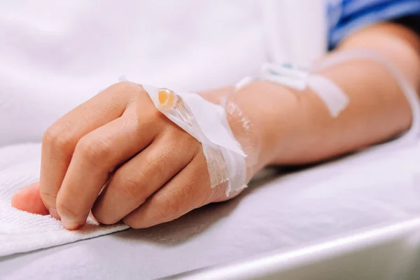 Close Beeld Van Infuus Hand Van Patiënt Het Ziekenhuis — Stockfoto
