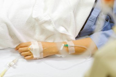 IV damla hastane hastanın elinde görüntüsünü kapatmak.