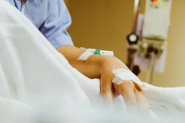 Immagine Ravvicinata Della Flebo Nella Mano Del Paziente Ospedale — Foto Stock