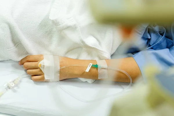 Immagine Ravvicinata Della Flebo Nella Mano Del Paziente Ospedale — Foto Stock