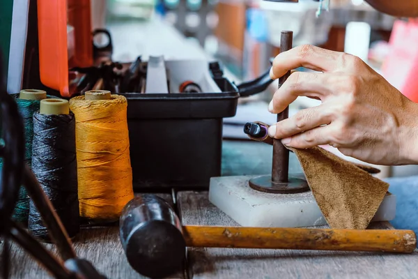 Close Van Een Ambachtsman Die Werken — Stockfoto