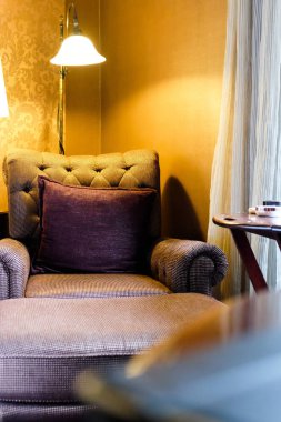 Klasik sandalye stil ile lüks yatak yastık