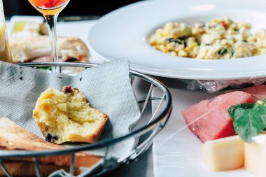 Kahvaltı masası yumurta, meyve ve ekmek