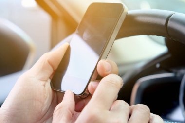Araba sürerken telefon akıllı telefon kullanma