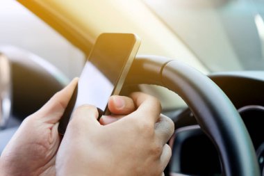 Araba sürerken telefon akıllı telefon kullanma