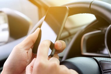 Araba sürerken telefon akıllı telefon kullanma 