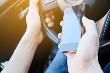 Araba sürerken telefon akıllı telefon kullanma