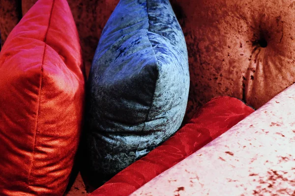 沙发上红色和灰色天鹅绒的细节 — 图库照片