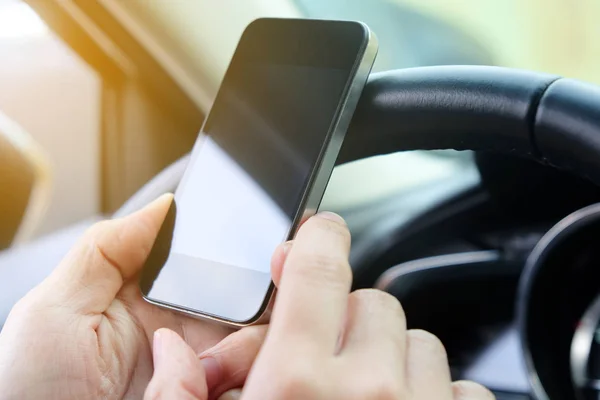 Usando Telefone Inteligente Móvel Durante Condução Carro — Fotografia de Stock