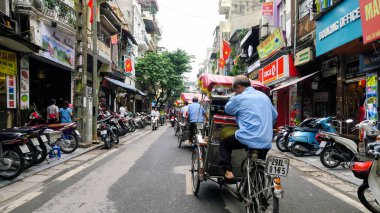 Hanoi - Vietnam. 01 Eylül 2018. işlek yol birçok motosiklet ve insanlar ile. Motosiklet ulaşım Vietnam en popüler şeklidir.