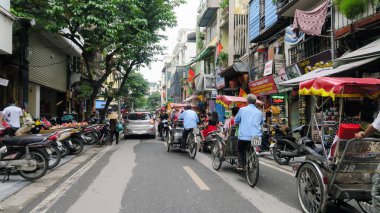 Hanoi - Vietnam. 01 Eylül 2018. işlek yol birçok motosiklet ve insanlar ile. Motosiklet ulaşım Vietnam en popüler şeklidir.