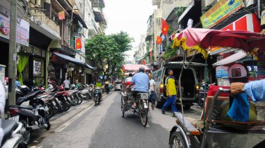 Hanoi - Vietnam. 01 Eylül 2018. işlek yol birçok motosiklet ve insanlar ile. Motosiklet ulaşım Vietnam en popüler şeklidir.