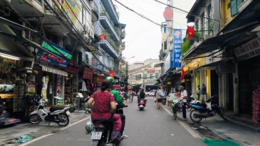 Hanoi - Vietnam. 01 Eylül 2018. işlek yol birçok motosiklet ve insanlar ile. Motosiklet ulaşım Vietnam en popüler şeklidir.