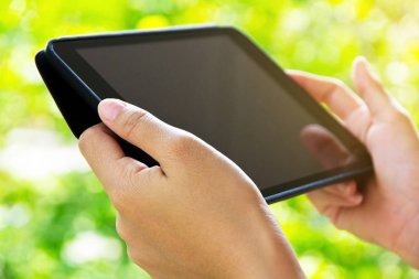 dijital tablet kullanan kadın