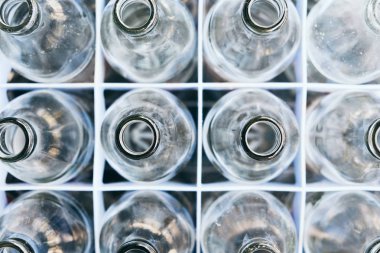 Satırda boş şişe cam.