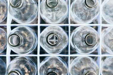 Satırda boş şişe cam.