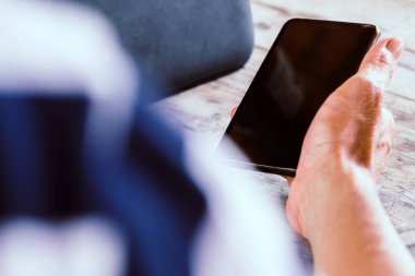 akıllı telefon kullanan adam görüntü kadar kapatın 