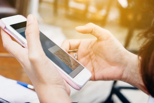 Primer Plano Mujer Joven Usando Teléfono Inteligente Cafetería — Foto de Stock