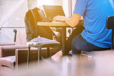 Kafede dizüstü bilgisayar kullanan Asyalı adam