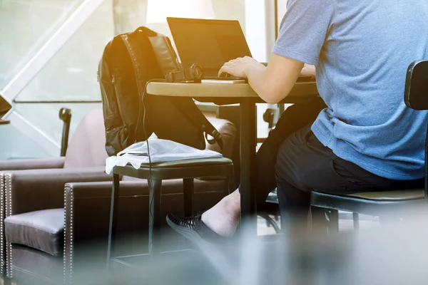 Asiatiska Man Använder Laptop Café — Stockfoto