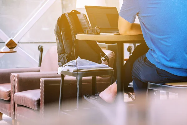 Asiatiska Man Använder Laptop Café — Stockfoto