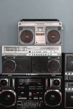 Gri arka plan üzerinde Retro radyo