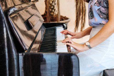 Artalanda çalışır bir piyano