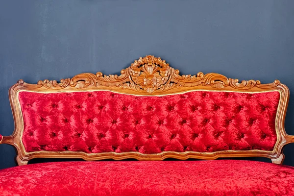 Dettaglio Del Lussuoso Divano Rosso Antico — Foto Stock
