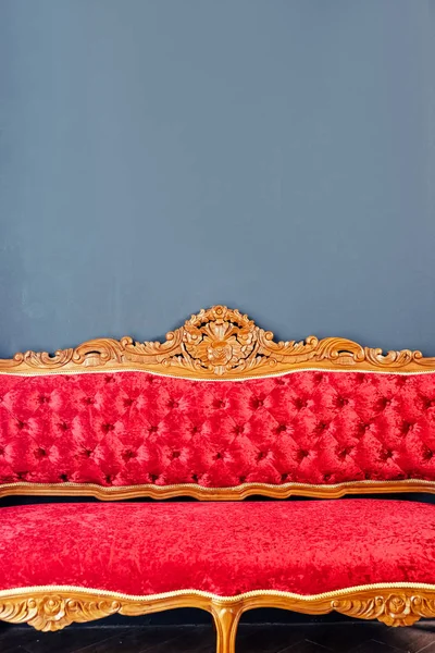 Dettaglio Del Lussuoso Divano Rosso Antico — Foto Stock