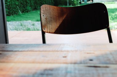 Boş tablo yeşil bahçe arka plan ile üst ve ahşap sandalye