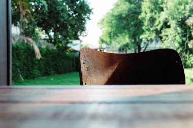 Boş tablo yeşil bahçe arka plan ile üst ve ahşap sandalye