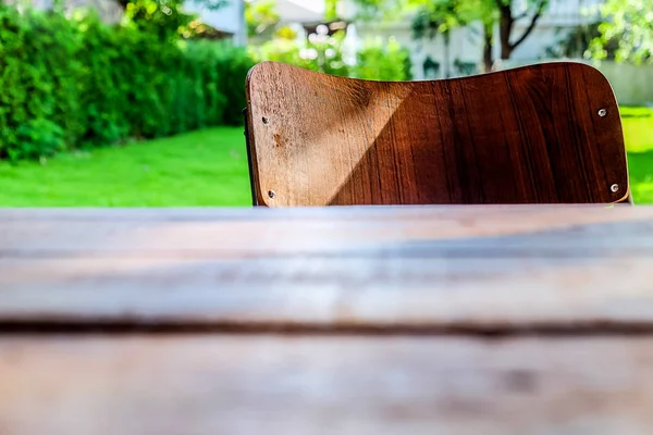 Prázdná Tabulka Nahoře Dřevěné Židle Zeleným Pozadím Zahradní — Stock fotografie