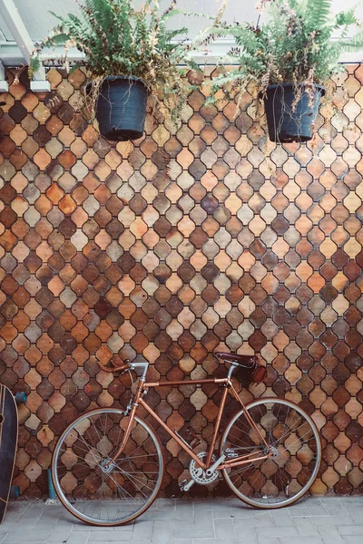 Bicicleta Velha Estacionada Parede Mosaico Antigo Vintage — Fotografia de Stock