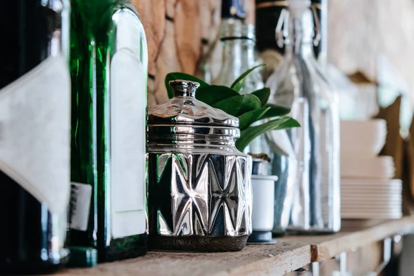 Vintage bar eşya raflarda