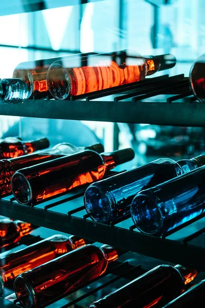 Σειρές Από Πολύχρωμα Μπουκάλια Κρασιού — Φωτογραφία Αρχείου